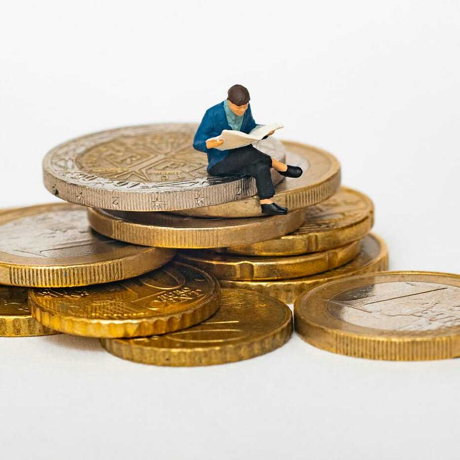 why gold prices fluctuate daily