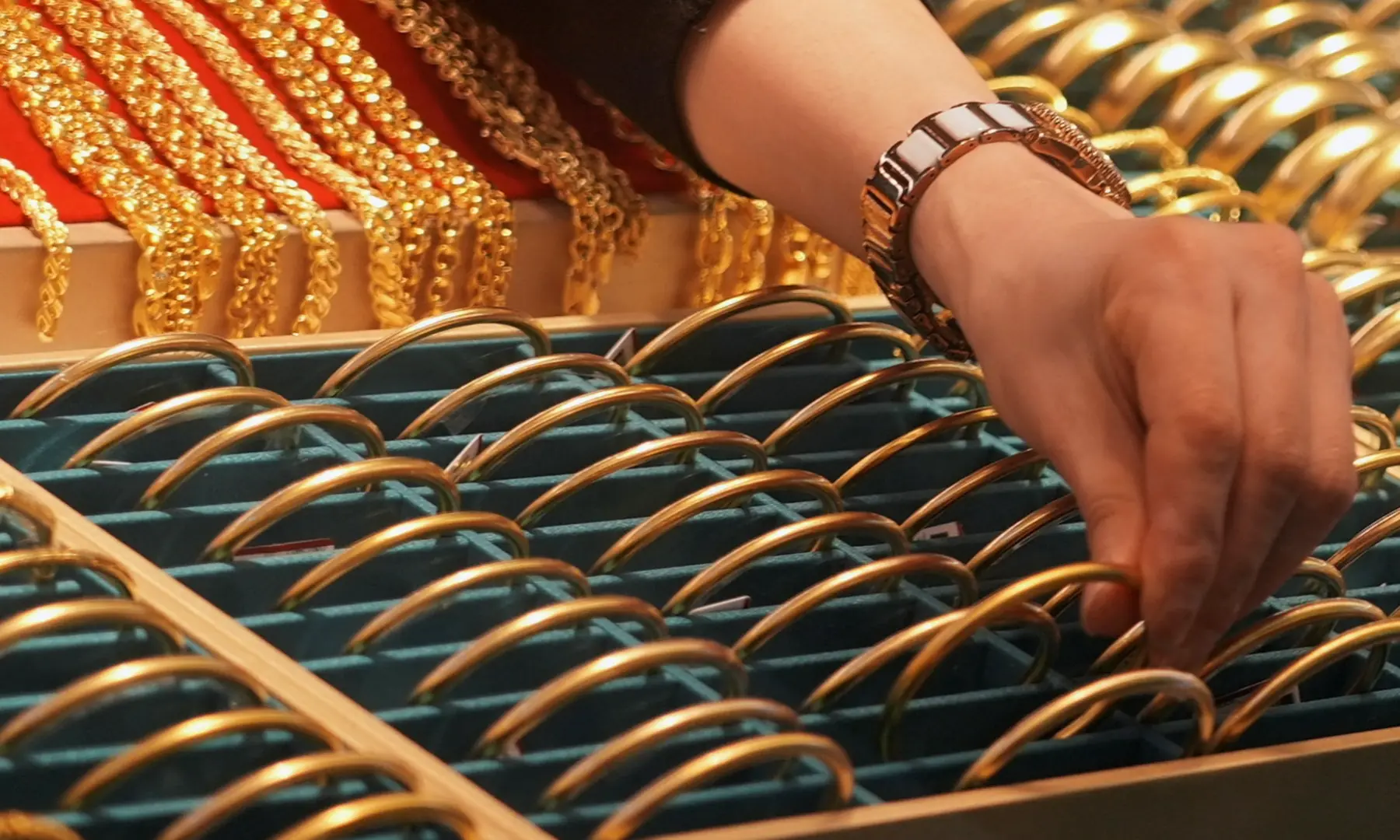 gold jewelry regional tensions